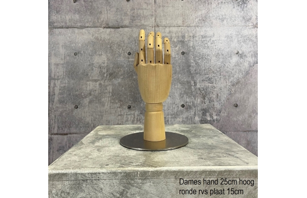 Dames display hand